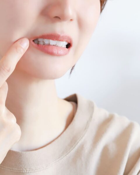 歯の治療を悩む女性