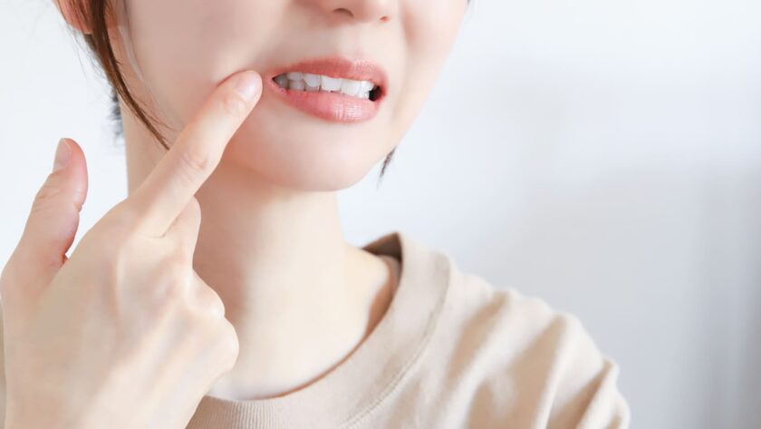 歯の治療を悩む女性