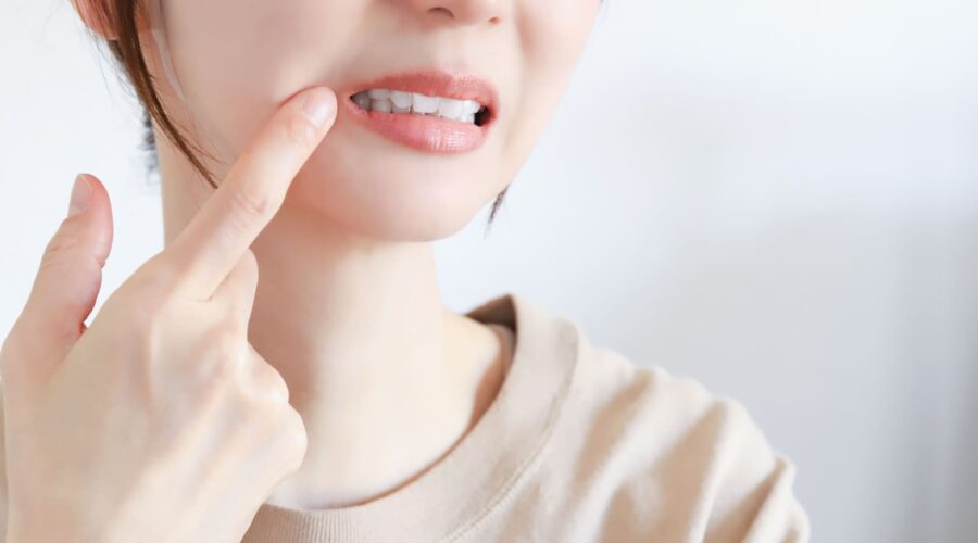 歯の治療を悩む女性